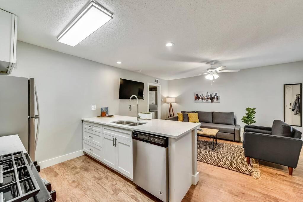 Hello Gorgeous Flat Near Downtown! Lägenhet Dallas Exteriör bild