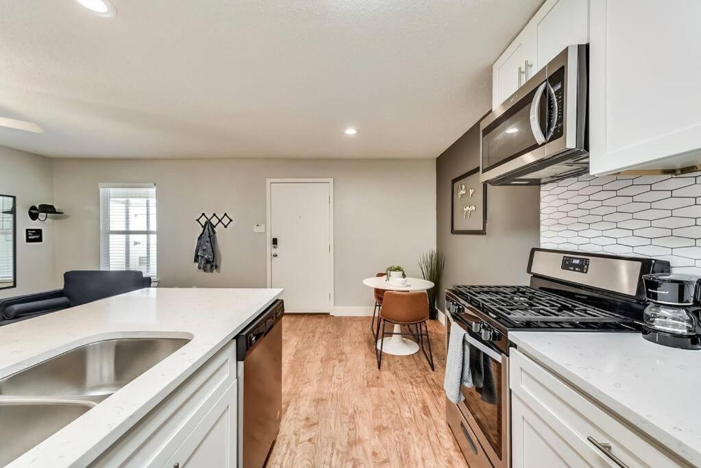 Hello Gorgeous Flat Near Downtown! Lägenhet Dallas Exteriör bild